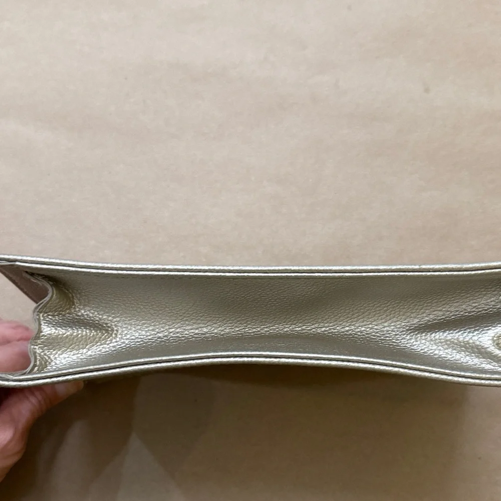 Bvlgari and Emirates Sand and Turquoise Amenity Bag. - Picture 6 of 8